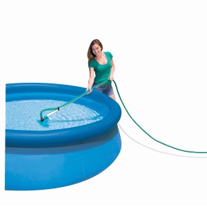 Femme nettoie piscine avec kit nettoyage Intex Venturi (aspirateur, épuisette, manche télescopique)