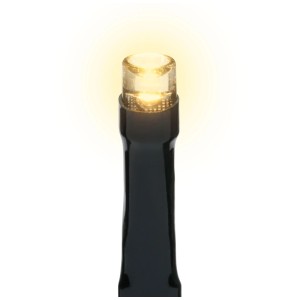 Gros plan d'une LED blanc chaud. LED lumineuse unique avec boîtier transparent et câble noir. Idéal pour l'extérieur.