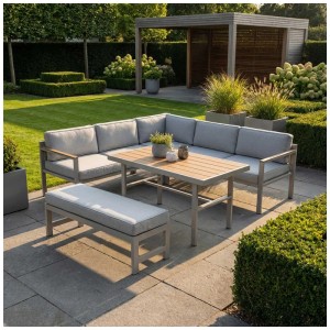 Set lounge Greemotion Miami color crema/grigio chiaro con tavolo e panche in giardino.