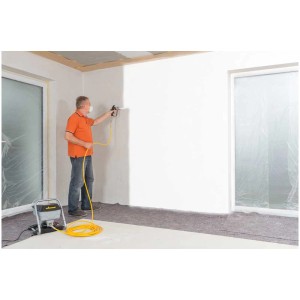 Uomo che utilizza il sistema di verniciatura Wagner Airless Sprayer Plus per dipingere una parete.