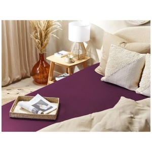 Lenzuolo con angoli Janbu in cotone bordeaux, 90x200 cm, su un letto decorato.