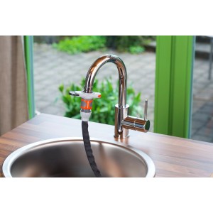 Connettore Gardena per rubinetto con tubo per irrigazione giardino.