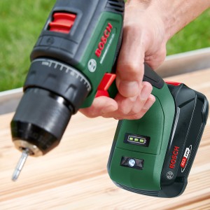 Avvitatore a batteria Bosch UniversalDrill 18V-60 Solo in verde con batteria e punta.