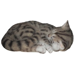 Schlafende, grau getigerte Deko-Katze für den Garten, 23x30x13,5 cm.