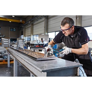 Meuleuse d'angle Bosch Professional GWS 1400 (125 mm) en utilisation pour le meulage du métal.