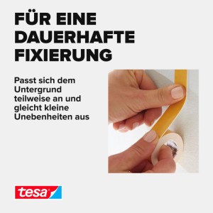 Hände bringen Tesa Powerbond Montageband Indoor an. Starkes Klebeband für feste Montage auf Kacheln, Holz, Kunststoff.
