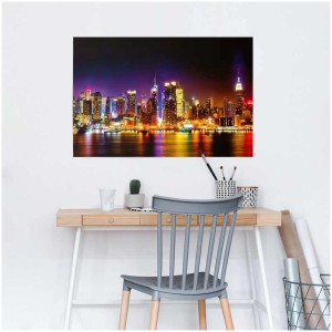Maxiposter Manhattan Skyline bei Nacht mit Spiegelungen im Wasser, stimmungsvolles Poster für die Wand.