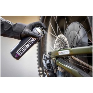 Anwendung: Muc-Off Bike Protect Pflegespray schützt Fahrrad vor Korrosion. Für Rahmen, Kette, Metall, Kunststoff, Gummi und Lack.