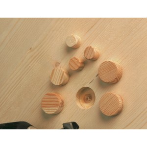 Bouchons de réparation en bois LUX de 15, 20 et 25 mm sur surface en bois.