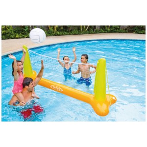 Set de volley-ball de piscine Intex, jaune, avec famille dans la piscine. Jeu d'eau pour l'amusement estival à la piscine.