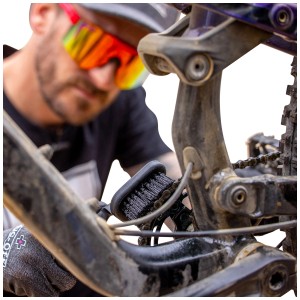 Muc-Off Reinigungsbürste im Einsatz zur Fahrradpflege, Detailaufnahme.