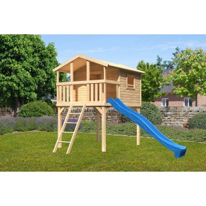 Cabane sur pilotis Karibu Benjamin en bois naturel avec toboggan bleu et échelle en bois dans le jardin.