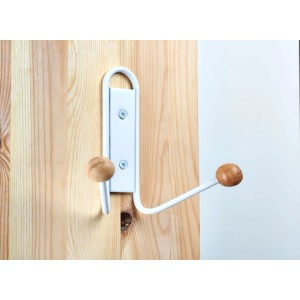 Hettich Doppelhaken Typ 84 aus weißem Metall mit zwei Holzkugeln, an heller Holzwand montiert. Für Garderobenleisten.