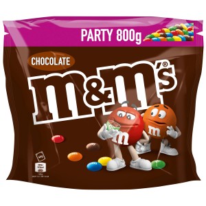 M&Ms Choco Party Pack 800g : Lentilles au chocolat enrobées de sucre coloré dans un sachet marron.