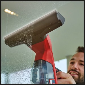 Set ugelli Einhell per aspiragocce Brillianto in uso: pulizia finestre con ugello stretto e largo.