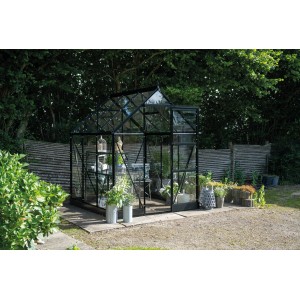 Serre noire Halls Icon 6, 3,7 m², avec plantes et décorations de jardin à l'extérieur.