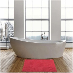 Tappeto bagno MSV Chenille rosso 40x60 cm davanti alla vasca su pavimento in legno.