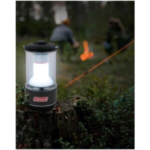 Lanterna LED BatteryGuard 800 lm di Coleman illuminata durante il campeggio.