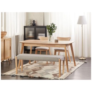Banquette de lit Beliani Elyria en tissu gris avec pieds marron clair devant table et chaises.