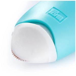 Gesso a rotella Prym Love turchese per marcature precise su tessuto.