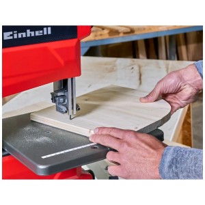 Lame de scie à ruban en acier Einhell 6 TPI en utilisation pour scier du bois.