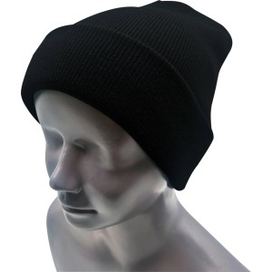 Schwarze Arbeitsmütze aus Acryl auf Schaufensterpuppe. Wärmende Strickmütze für Arbeitskleidung, waschbar.