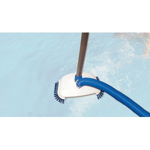 Kit de nettoyage de fond de piscine Weka en utilisation : Aspirateur de piscine avec brosses et tuyau dans l'eau.