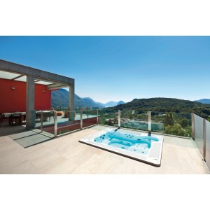 Beige Feinsteinzeug Bodenfliese 60x30 cm auf Terrasse mit Whirlpool und Bergblick.