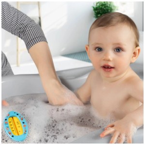 Reer Badethermometer oval blau im Einsatz mit Baby in Badewanne.
