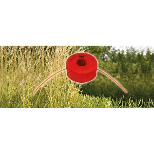 Bobine de fil de rechange rouge Bosch pour coupe-bordures électriques sur fond de jardin.