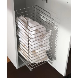 Panier à linge coulissant en métal dans un meuble de salle de bain, rempli de linge blanc.