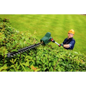 Taille-haie télescopique sans fil Bosch UniversalHedgePole 18 Solo en pleine coupe.