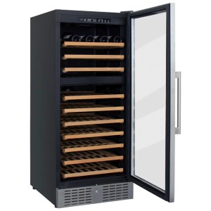 Schwarzer Kibernetik Weinklimaschrank mit offener Glastür, Chromrahmen, Holzregalen und Weinflaschen. Zwei Temperaturzonen.