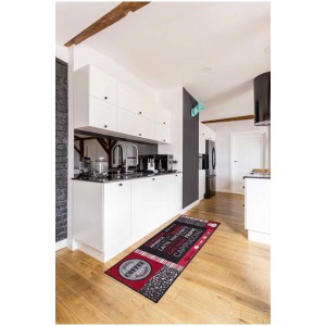 Tappeto Andiamo Cafe Creme grigio-rosso (50x150 cm) in cucina con pavimento in legno.