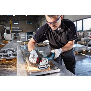 Meuleuse d'angle Bosch Professional GWS 1400 (125 mm) en utilisation pour le meulage du métal.