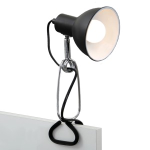 Lampada a pinza nera Briloner con dettagli cromati, fissata a un tavolo.