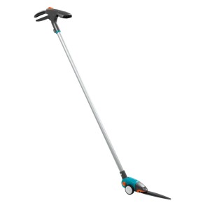 Cesoie per erba Gardena Comfort con manico lungo (117 cm) per tagliare comodamente i bordi del prato.