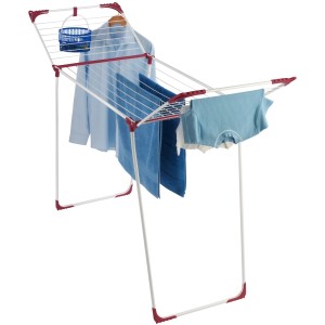 Stendibiancheria Wenko Summer Dry con 20 m di lunghezza stendibile e bucato appeso.