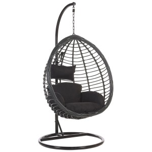 Sedia sospesa nera Beliani Tollo con struttura in polyrattan e cuscini.