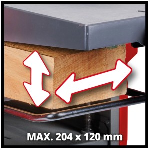 Piallatrice Einhell TC-SP 204/1 mentre pialla un pezzo di legno. Larghezza max. di piallatura 204 mm.