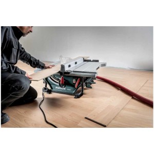 Scie circulaire sur table Metabo TS 254 M en utilisation avec du bois. Scie compacte pour chantier et montage.