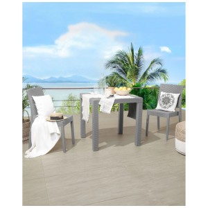 Set sedie da giardino Beliani Fossano, 2 sedie e tavolo in plastica grigio chiaro effetto rattan su terrazza.