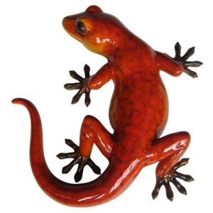 Orangefarbener Gecko als Gartendeko aus Polyresin, detailreich und wetterfest.