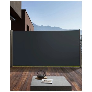 Tenda laterale Dorio grigio grafite estesa (160x300 cm) su una terrazza in legno.