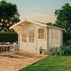 Casetta da giardino in legno marrone Gabriel-34 con doppia porta e finestre, decorata con luci.