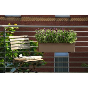 Jardinière Lechuza Balconera Color 80 Muskat avec lavande sur un balcon.