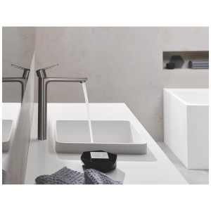 Miscelatore lavabo Grohe Concetto XL grigio spazzolato con acqua corrente in bagno moderno.