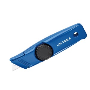 Cutter universale LUX Classic blu con lama trapezoidale. Ideale per tagliare moquette.