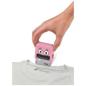 Tampon textile rose DIY Marky tamponnant un nom sur un t-shirt.