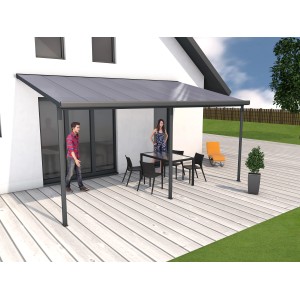 Kit copertura per patio antracite 546x306 cm con tavolo e persone.